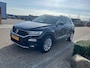 Volkswagen T-Roc 1.0 TSI Style | Adaptive cruise | Trekhaak | Carplay | Elek. Kofferklep | NAVI | All seasonbanden | Elek. bedienbare spiegels + verwarmbaar