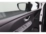 Renault Clio Estate 0.9 TCe Bose 2017 | Airco | Navigatie | Achteruitrij Camera | DAB Radio | Cruise Control | Lichtmetalen Velgen | Elektrische Ramen | 2 Sleutels | Stoelverwarming | Nationale Autopas