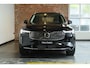 Volvo XC90 T8 Plug-in hybrid AWD Ultra Bright | Demo Deal | Panoramadak | Google infotainment | Stoelverwarming | Stuurwielverwarming | Parkeerverwarming | 7-zitplaatsen | Luchtvering | Volvo Guard Alarm | Parkeersensoren voor + achter | 360° Parkeercamera