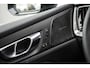 Volvo V60 2.0 T6 Plug-in hybrid AWD Ultra Dark | Sportstoelen | Schuif-/Kanteldak | Full-LED | Adaptieve Cruise Control | Head-Up Display | Stoelverwarming Voor en Achter | 19" | Getint Glas | Harman Kardon Audio | BLIS |