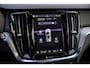 Volvo V60 2.0 T6 Plug-in hybrid AWD Ultra Dark | Sportstoelen | Schuif-/Kanteldak | Full-LED | Adaptieve Cruise Control | Head-Up Display | Stoelverwarming Voor en Achter | 19" | Getint Glas | Harman Kardon Audio | BLIS |