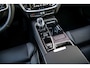Volvo V60 2.0 T6 Plug-in hybrid AWD Ultra Dark | Sportstoelen | Schuif-/Kanteldak | Full-LED | Adaptieve Cruise Control | Head-Up Display | Stoelverwarming Voor en Achter | 19" | Getint Glas | Harman Kardon Audio | BLIS |