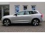 Volvo XC60 T6 Plug-in hybrid AWD Plus Dark | Verwarmbare voorstoelen + achterbank | Apple carplay/Android auto | Verwarmbaar stuurwiel | 19 inch Lichtmetalen velgen | 360 graden camera | Elektrisch verstelbare stoelen met memory | Blind spot | Keyless-entry | Trekhaak