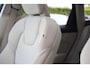 Volvo XC60 T6 Recharge AWD Ultimate Bright | Long Range | Stoelverwarmig | Trekhaak | 360° Camera | Leder | Pilot Assist | Keyless