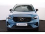 Volvo XC40 B4 Plus Dark - Panorama/schuifdak - IntelliSafe Assist & Surround - 360º Camera - Harman/Kardon audio - Adaptieve LED koplampen - Verwarmde voorstoelen & stuur - Parkeersensoren voor & achter - Elektr. bedienb. voorstoelen met geheugen links - Draadloze tel. lader - Extra getint glas - 18' LMV