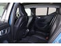 Volvo XC40 B4 Plus Dark - Panorama/schuifdak - IntelliSafe Assist & Surround - 360º Camera - Harman/Kardon audio - Adaptieve LED koplampen - Verwarmde voorstoelen & stuur - Parkeersensoren voor & achter - Elektr. bedienb. voorstoelen met geheugen links - Draadloze tel. lader - Extra getint glas - 18' LMV