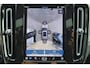 Volvo XC40 B4 Plus Dark - Panorama/schuifdak - IntelliSafe Assist & Surround - 360º Camera - Harman/Kardon audio - Adaptieve LED koplampen - Verwarmde voorstoelen & stuur - Parkeersensoren voor & achter - Elektr. bedienb. voorstoelen met geheugen links - Draadloze tel. lader - Extra getint glas - 18' LMV