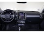 Volvo XC40 B4 Plus Dark - Panorama/schuifdak - IntelliSafe Assist & Surround - 360º Camera - Harman/Kardon audio - Adaptieve LED koplampen - Verwarmde voorstoelen & stuur - Parkeersensoren voor & achter - Elektr. bedienb. voorstoelen met geheugen links - Draadloze tel. lader - Extra getint glas - 18' LMV