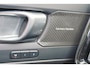 Volvo XC40 B4 Plus Dark - Panorama/schuifdak - IntelliSafe Assist & Surround - 360º Camera - Harman/Kardon audio - Adaptieve LED koplampen - Verwarmde voorstoelen & stuur - Parkeersensoren voor & achter - Elektr. bedienb. voorstoelen met geheugen links - Draadloze tel. lader - Extra getint glas - 18' LMV