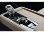 Volvo XC90 T8 Plug-in hybrid AWD Ultra Bright | Demo Deal | Luchtvering | Geventileerd leer met stoelkoeling | voorstoel(en) met massagefunctie | Google Navigatie | Head Up Display | Bowers & Wilkins audiosysteem | Standkachel | Stoelverwarming | 360° Parkeercamera | Extra getint glas