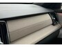 Volvo XC90 T8 Plug-in hybrid AWD Ultra Bright | Demo Deal | Luchtvering | Geventileerd leer met stoelkoeling | voorstoel(en) met massagefunctie | Google Navigatie | Head Up Display | Bowers & Wilkins audiosysteem | Standkachel | Stoelverwarming | 360° Parkeercamera | Extra getint glas