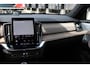 Volvo XC90 T8 Plug-in hybrid AWD Ultra Bright | Demo Deal | Luchtvering | Geventileerd leer met stoelkoeling | voorstoel(en) met massagefunctie | Google Navigatie | Head Up Display | Bowers & Wilkins audiosysteem | Standkachel | Stoelverwarming | 360° Parkeercamera | Extra getint glas