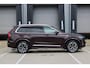 Volvo XC90 T8 Plug-in hybrid AWD Ultra Bright | Demo Deal | Luchtvering | Geventileerd leer met stoelkoeling | voorstoel(en) met massagefunctie | Google Navigatie | Head Up Display | Bowers & Wilkins audiosysteem | Standkachel | Stoelverwarming | 360° Parkeercamera | Extra getint glas