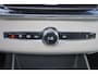Volvo XC90 T8 Recharge AWD Plus Dark - Luchtvering - Panorama/schuifdak - IntelliSafe Assist & Surround - 360º Camera - Bowers & Wilkins audio - Adaptieve LED koplampen - Verwarmde voorstoelen, stuur & achterbank - Parkeersensoren voor & achter - Elektr. bedienb. voorstoelen met geheugen - Geventileerde voorstoelen - Head up display - Draadloze tel. lader - Extra getint glas - Inklapbare trekhaak - 21' LMV
