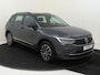 Volkswagen Tiguan 1.4 TSI eHybrid Life | SoH 94% | Trekhaak | Stoel- en stuurwielverwarming | Parkeerassistent | 3-zone airco | Navigatie | Adaptieve cruise control | Dodehoek detectie |