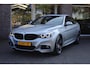 BMW 3-Serie Gran Turismo 320i High Executive Edition M-Sport PANO STOELVERW. CAMERA LEER ELEC-KLEP DAB NAVI CRUISE CLIMA 2XPDC 19''LMV NAP