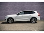Volvo XC60 2.0 T6 Recharge AWD R-Design | Plug-in Hybrid (PHEV) | Achteruitrijcamera | Stoelverwarming | Navigatie | Apple Carplay | Android Auto | Sportstoelen | Panoramadak | Keyless Entry | BLIS | Cruise Control Adaptief