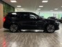 Volvo XC90 T8 AWD Recharge Ultra Dark Vol! | Bowers & Wilkins | Luchtvering | Stoelventilatie | Trekhaak | All Season banden | 360 Camera | Head-Up Display | Stoelmassage | 455pk | Adaptieve Cruise Control | Stoelverwarming voor+achter | Stuurwielverwarming | Schuifdak | 20 Inch | Full LED  Meesturende koplampen | Pilot Assist | BLIS Dode Hoek Detectie | Alcantara hemelbekleding | Lederen handgrepen en zonnekleppen | Elektrische voorstoelen geheugen | Nappa Lederen bekleding | Zitting verlenging voorstoelen | Lederen Dashboard | Google Infotainment | Keyless Drive | Parkeersensoren voor+achter | Privacy Glass | Elektrisch bedienbare achterklep | Geïntegreerde zongordijnen achterportieren | Geïntegreerd kinderzitje achterin | Verlichte instaplijsten | 7-Persoons | 4-Zone Climate Control | DAB Radio | Apple Carplay/Android Auto | Alarm Klasse III | Draadloos telefoon opladen | Volvo On Call met mobiele App functie | Onyx Black Metallic |