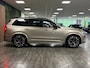 Volvo XC90 T8 AWD Recharge Ultra Dark | Vol! | Bowers & Wilkins | Luchtvering | Stoelventilatie | Trekhaak | 360 Camera | Head-Up Display | Stoelmassage | 455pk | Adaptieve Cruise Control | Stoelverwarming voor+achter | Stuurwielverwarming | Schuifdak | 21 Inch | Full LED Matrix Meesturende koplampen | Pilot Assist | BLIS Dode Hoek Detectie | Alcantara hemelbekleding | Lederen handgrepen en zonnekleppen | Elektrische voorstoelen geheugen | Nappa Lederen bekleding | Zitting verlenging voorstoelen | Lederen Dashboard | Google Infotainment | Keyless Drive | Parkeersensoren voor+achter | Privacy Glass | Elektrisch bedienbare achterklep | Geïntegreerde zongordijnen achterportieren | Geïntegreerd kinderzitje achterin | Verlichte instaplijsten | 7-Persoons | 4-Zone Climate Control | DAB Radio | Apple Carplay/Android Auto | Alarm Klasse III | Draadloos telefoon opladen | Volvo On Call met mobiele App functie | Bright Dusk Metallic |