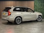Volvo XC90 T8 AWD Recharge Ultra Dark | Vol! | Bowers & Wilkins | Luchtvering | Stoelventilatie | Trekhaak | 360 Camera | Head-Up Display | Stoelmassage | 455pk | Adaptieve Cruise Control | Stoelverwarming voor+achter | Stuurwielverwarming | Schuifdak | 21 Inch | Full LED Matrix Meesturende koplampen | Pilot Assist | BLIS Dode Hoek Detectie | Alcantara hemelbekleding | Lederen handgrepen en zonnekleppen | Elektrische voorstoelen geheugen | Nappa Lederen bekleding | Zitting verlenging voorstoelen | Lederen Dashboard | Google Infotainment | Keyless Drive | Parkeersensoren voor+achter | Privacy Glass | Elektrisch bedienbare achterklep | Geïntegreerde zongordijnen achterportieren | Geïntegreerd kinderzitje achterin | Verlichte instaplijsten | 7-Persoons | 4-Zone Climate Control | DAB Radio | Apple Carplay/Android Auto | Alarm Klasse III | Draadloos telefoon opladen | Volvo On Call met mobiele App functie | Bright Dusk Metallic |