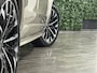 Volvo XC90 T8 AWD Recharge Ultra Dark | Vol! | Bowers & Wilkins | Luchtvering | Stoelventilatie | Trekhaak | 360 Camera | Head-Up Display | Stoelmassage | 455pk | Adaptieve Cruise Control | Stoelverwarming voor+achter | Stuurwielverwarming | Schuifdak | 21 Inch | Full LED Matrix Meesturende koplampen | Pilot Assist | BLIS Dode Hoek Detectie | Alcantara hemelbekleding | Lederen handgrepen en zonnekleppen | Elektrische voorstoelen geheugen | Nappa Lederen bekleding | Zitting verlenging voorstoelen | Lederen Dashboard | Google Infotainment | Keyless Drive | Parkeersensoren voor+achter | Privacy Glass | Elektrisch bedienbare achterklep | Geïntegreerde zongordijnen achterportieren | Geïntegreerd kinderzitje achterin | Verlichte instaplijsten | 7-Persoons | 4-Zone Climate Control | DAB Radio | Apple Carplay/Android Auto | Alarm Klasse III | Draadloos telefoon opladen | Volvo On Call met mobiele App functie | Bright Dusk Metallic |