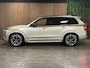 Volvo XC90 T8 AWD Recharge Ultra Dark | Vol! | Bowers & Wilkins | Luchtvering | Stoelventilatie | Trekhaak | 360 Camera | Head-Up Display | Stoelmassage | 455pk | Adaptieve Cruise Control | Stoelverwarming voor+achter | Stuurwielverwarming | Schuifdak | 21 Inch | Full LED Matrix Meesturende koplampen | Pilot Assist | BLIS Dode Hoek Detectie | Alcantara hemelbekleding | Lederen handgrepen en zonnekleppen | Elektrische voorstoelen geheugen | Nappa Lederen bekleding | Zitting verlenging voorstoelen | Lederen Dashboard | Google Infotainment | Keyless Drive | Parkeersensoren voor+achter | Privacy Glass | Elektrisch bedienbare achterklep | Geïntegreerde zongordijnen achterportieren | Geïntegreerd kinderzitje achterin | Verlichte instaplijsten | 7-Persoons | 4-Zone Climate Control | DAB Radio | Apple Carplay/Android Auto | Alarm Klasse III | Draadloos telefoon opladen | Volvo On Call met mobiele App functie | Bright Dusk Metallic |