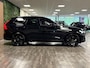 Volvo XC60 T8 AWD Recharge Ultra Black Edition | Luchtvering | Trekhaak | 360° Camera | 455pk | Head-Up Display | Adaptieve Cruise Control | Stoelverwarming voor+achter | Stuurwielverwarming | Schuifdak | Full LED Meesturende koplampen | Pilot Assist | BLIS Dode Hoek Detectie | Elektrische voorstoelen geheugen | R-Design Contour stoelen met wit stiksel en bies | Zitting verlenging voorstoelen | Lederen dashboard | 21 Inch | Google Infotainment | Keyless Drive | Elektrisch bedienbare achterklep | DAB Radio | Apple Carplay/Android Auto | Alarm Klasse III | Draadloos telefoon opladen | Volvo On Call met mobiele App functie | Onyx Black Metallic |