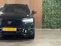 Volvo XC60 T8 AWD Recharge Ultra Black Edition | Luchtvering | Trekhaak | 360° Camera | 455pk | Head-Up Display | Adaptieve Cruise Control | Stoelverwarming voor+achter | Stuurwielverwarming | Schuifdak | Full LED Meesturende koplampen | Pilot Assist | BLIS Dode Hoek Detectie | Elektrische voorstoelen geheugen | R-Design Contour stoelen met wit stiksel en bies | Zitting verlenging voorstoelen | Lederen dashboard | 21 Inch | Google Infotainment | Keyless Drive | Elektrisch bedienbare achterklep | DAB Radio | Apple Carplay/Android Auto | Alarm Klasse III | Draadloos telefoon opladen | Volvo On Call met mobiele App functie | Onyx Black Metallic |