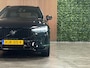 Volvo XC60 T8 AWD Recharge Ultra Black Edition | Luchtvering | Trekhaak | 360° Camera | 455pk | Head-Up Display | Adaptieve Cruise Control | Stoelverwarming voor+achter | Stuurwielverwarming | Schuifdak | Full LED Meesturende koplampen | Pilot Assist | BLIS Dode Hoek Detectie | Elektrische voorstoelen geheugen | R-Design Contour stoelen met wit stiksel en bies | Zitting verlenging voorstoelen | Lederen dashboard | 21 Inch | Google Infotainment | Keyless Drive | Elektrisch bedienbare achterklep | DAB Radio | Apple Carplay/Android Auto | Alarm Klasse III | Draadloos telefoon opladen | Volvo On Call met mobiele App functie | Onyx Black Metallic |