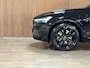 Volvo XC60 T8 AWD Recharge Ultra Black Edition | Luchtvering | Trekhaak | 360° Camera | 455pk | Head-Up Display | Adaptieve Cruise Control | Stoelverwarming voor+achter | Stuurwielverwarming | Schuifdak | Full LED Meesturende koplampen | Pilot Assist | BLIS Dode Hoek Detectie | Elektrische voorstoelen geheugen | R-Design Contour stoelen met wit stiksel en bies | Zitting verlenging voorstoelen | Lederen dashboard | 21 Inch | Google Infotainment | Keyless Drive | Elektrisch bedienbare achterklep | DAB Radio | Apple Carplay/Android Auto | Alarm Klasse III | Draadloos telefoon opladen | Volvo On Call met mobiele App functie | Onyx Black Metallic |