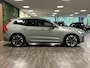 Volvo XC60 T6 AWD Recharge Ultra Dark | MY26 | Luchtvering | Trekhaak | 360° Camera | Head-Up Display | Harman Kardon | Adaptieve Cruise Control | Stoelverwarming voor+achter | Stuurwielverwarming | Full LED Meesturende koplampen | Pilot Assist | BLIS Dode Hoek Detectie | Elektrische voorstoelen geheugen | Quilted Nordico bekleding | Zitting verlenging voorstoelen | Lederen Dashboard | Schuifdak | 20 Inch | Google Infotainment | Keyless Drive | Parkeersensoren voor+achter | Privacy Glass | Elektrisch bedienbare achterklep | Alarm Klasse III | DAB Radio | Apple Carplay/Android Auto | Draadloos telefoon opladen | Volvo On Call met mobiele App functie | Vapour Grey Metallic |