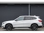 BMW X1 xDrive20d 190pk Aut. | High Executive | Shadowline | Panoramadak | Leder | Trekhaak | 20'' | Mineral Weiss