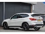 BMW X1 xDrive20d 190pk Aut. | High Executive | Shadowline | Panoramadak | Leder | Trekhaak | 20'' | Mineral Weiss