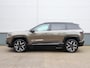 Jeep Compass First Edition 74 kWh | Pano Dak | LM Velgen Zwart dak | Donker getint glas | PDC V - A | Luxe Audio |