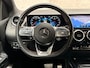 Mercedes-Benz B-klasse 180 AMG Sport Automaat (GROOT NAVI, TREKHAAK, LEDER/ALCANTARA, STOELVERWARMING, WIDESCREEN, SPORTSTOELEN, 19'' LM VELGEN, NIEUWE APK, NIEUWSTAAT)