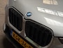 BMW X1 xDrive25e Sport 245Pk Automaat (APPLE CARPLAY, GROOT NAVI, LEDER, STOELVERWARMING, SPORTSTOELEN, GETINT GLAS, CAMERA, ELEK ACHTERKLEP, NIEUWSTAAT)