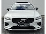 Volvo V60 2.0 T6 Recharge AWD R-Design Head Up - Stoelventilatie voor - Luxe lederen bekleding - Panorama Dak - 2000 KG Trekgewicht - Harman Kardon Sound Systeem - Camera achter -  Lighting Pack - Privacy glass - 19 Licht metaal - Elektrisch bedienbare voorstoelen met memory