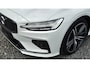 Volvo V60 2.0 T6 Recharge AWD R-Design Head Up - Stoelventilatie voor - Luxe lederen bekleding - Panorama Dak - 2000 KG Trekgewicht - Harman Kardon Sound Systeem - Camera achter -  Lighting Pack - Privacy glass - 19 Licht metaal - Elektrisch bedienbare voorstoelen met memory