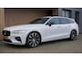 Volvo V60 2.0 T5 250pk R-Design Black Optik H&K Leder 20inch LM Navi LED Virtual Cockpit Stoel & Stuurwiel V.W. *Uitstraling*