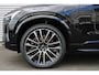 Volvo XC90 2.0 T8 Plug-in hybrid AWD Ultra Black Ed. Exec. | Verwarmde, Geventileerde en Masserende Voorstoelen | Luchtvering | Panoramadak Schuif-/Kantelfunctie | 360º Camera | Gelamineerd en Getint Glas Achter| Bowers & Wilkins premium audio | 22 inch velgen