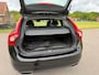 Volvo V60 2.0 D4 Nordic+ / Incl. BTW / 1 Eigenaar / Automaat / Distributie verv. / Clima / Stoel-Bank verw. / Camera / Navi / CC /