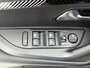 Peugeot e-2008 SUV EV Allure Avantage 54 kWh 156pk | Accu 97% | 406km WLTP Actieradius | Navigatie | Rondomzichtcamera | Climate Control | Adaptieve Cruise Control | Parkeersensoren v+a | Dodehoeksensor | Keyless | Draadloze Apple Carplay / Android Auto + telefoonlader | Digitaal instrumentenpaneel | Armsteun | Elektrisch inklapbare spiegels | DAB+ radio | Led koplampen | Donker getint glas | 17" lichtmetalen velgen |