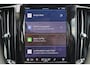 Volvo XC60 T6 Recharge AWD Plus Dark - Panorama/schuifdak - IntelliSafe Assist & Surround - 360º Camera - Verwarmde voorstoelen, stuur & achterbank - Parkeersensoren voor & achter - Elektr. bedienb. voorstoelen met geheugen - Draadloze tel. lader - Inklapbare trekhaak - 19' LMV