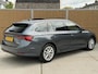 Skoda Octavia Combi 1.0 e-TSI Business Edition Plus Automaat | Panoramadak | Half leer/alcantara | Stoelverwarming voor en achter | Stuurwielverwarming | Getint glas | Achteruitrijcamera | Elektrisch bedienbare achterklep | Parkeersensoren voor en achter