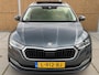 Skoda Octavia Combi 1.0 e-TSI Business Edition Plus Automaat | Panoramadak | Half leer/alcantara | Stoelverwarming voor en achter | Stuurwielverwarming | Getint glas | Achteruitrijcamera | Elektrisch bedienbare achterklep | Parkeersensoren voor en achter