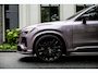 Volvo XC90 2.0 T8 Plug-in hybrid AWD Ultra Dark Executive Black Edition Executive | Trekhaak | Heico bodykit | Luchtvering | Bowers & Wilkins Premium Audio | Adaptieve Cruise Control | Elektr. schuif-\-kanteldak | 360 Camera | Extra getint glas | Gelamineerde ramen | Geventileerde voorstoelen | Stoelverwarming | Stoelmassage | Verwarmd stuurwiel | Google Services | Head-up display | Alcantara hemelbekleding | 22" Lichtmetalen velgen |