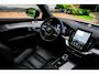 Volvo XC90 2.0 T8 Plug-in hybrid AWD Ultra Dark Executive Black Edition Executive | Trekhaak | Heico bodykit | Luchtvering | Bowers & Wilkins Premium Audio | Adaptieve Cruise Control | Elektr. schuif-\-kanteldak | 360 Camera | Extra getint glas | Gelamineerde ramen | Geventileerde voorstoelen | Stoelverwarming | Stoelmassage | Verwarmd stuurwiel | Google Services | Head-up display | Alcantara hemelbekleding | 22" Lichtmetalen velgen |