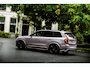 Volvo XC90 2.0 T8 Plug-in hybrid AWD Ultra Dark Executive Black Edition Executive | Trekhaak | Heico bodykit | Luchtvering | Bowers & Wilkins Premium Audio | Adaptieve Cruise Control | Elektr. schuif-\-kanteldak | 360 Camera | Extra getint glas | Gelamineerde ramen | Geventileerde voorstoelen | Stoelverwarming | Stoelmassage | Verwarmd stuurwiel | Google Services | Head-up display | Alcantara hemelbekleding | 22" Lichtmetalen velgen |
