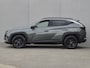 Hyundai Tucson 1.6 T-GDI HEV Comfort Smart / Fabrieksgarantie tot 03-2027 / Dealer onderhouden / Trekhaak afneembaar / Navigatie/ Apple Carplay Android / Stuur- & Stoel verwarming / Elektrische achterklep / Achteruitrijcamera /