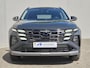 Hyundai Tucson 1.6 T-GDI PHEV Comfort Smart 4WD / Facelift Model / Fabrieksgarantie tot 09-2029 / Apple Carplay Android Auto / Stuur- & Stoelverwarming / Head Up Display / Trekgewicht 1210 kg / Elektrische achterklep / Achteruitrijcamera / Keyless Entry/Start / Adaptief cruise control /